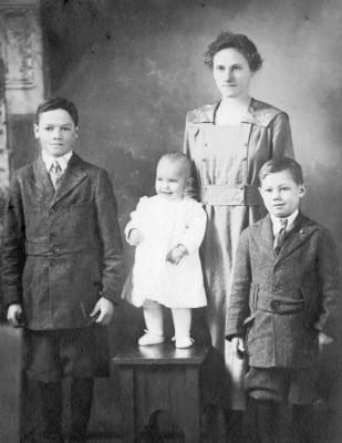 Theodore, Virginia, Edith, and Newman Kimes 1917.jpg
