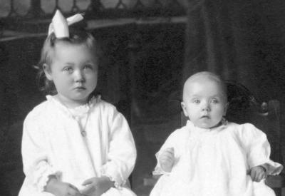 Velma Mae & Elva Juanita Kimes (daughters of Henry V. Kimes).jpg
