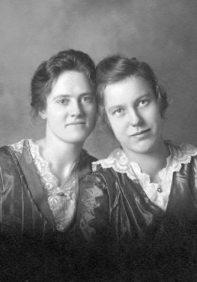 Woodworth (daughter of Joseph Leander Kimes) & Iris Kimes (daughter of William, Sherman Kimes).jpg
