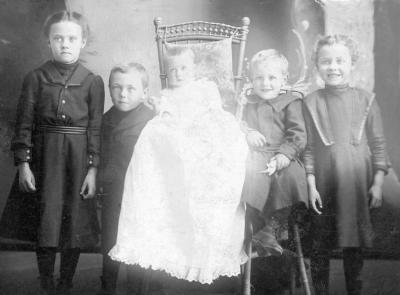 Woodworth, Herbert, Edith, Vincent, & Sylvine Kimes abt. 1901.jpg