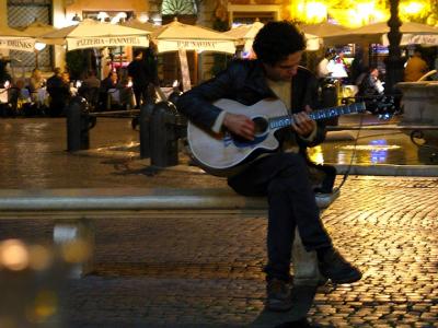 Pza Navona guitarist .jpg