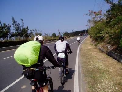 聰明騎法, 跟車, 跟在隊友車後除了可欣賞對方屁股外, 還可利用隊友擋風, 齒輪可多放重1,2齒, 屢試不爽, 不過跟在登山王後面還素粉硬.