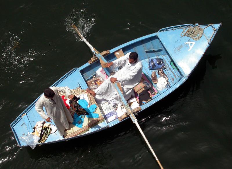 Vendeurs devant notre bateau le Lady Diana