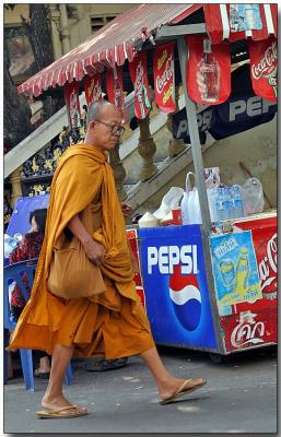 Monk on the move - Traimit Witthayaram Temple, Bangkok