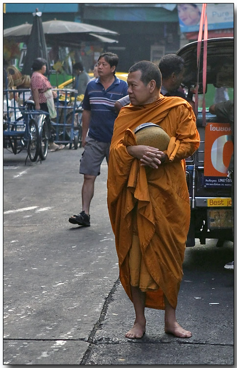 Monk waitng for breakfast - Bangrak, Bangkok