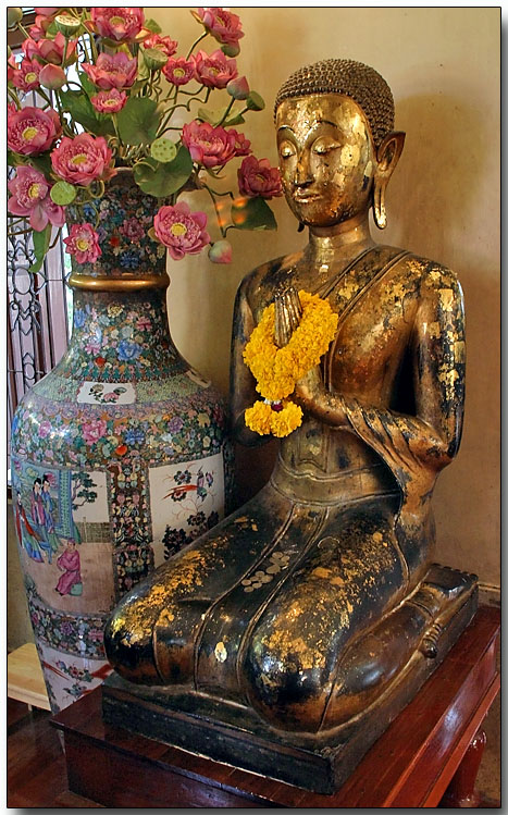 Small idol in the Traimit Witthayaram Temple