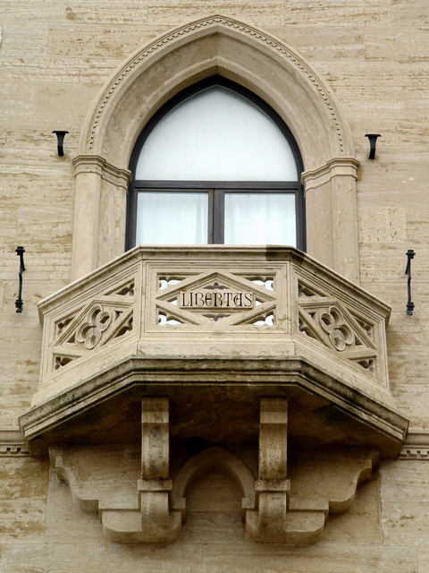 Palazzo Pubblico, Piazza della Liberta