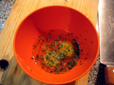 Mezclar huevos con sal, perejil y apenitas de ajo