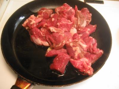 Dorar la carne en la sarten