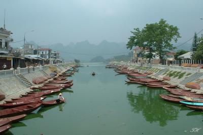 Charter boats for Huong pagoda-Ha Tay province