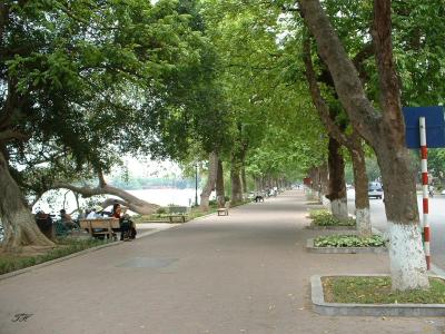 Sidewalk around Hoan Kiem lake-Ha Noi