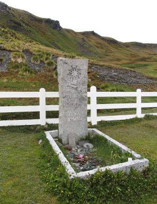 The mariner's star adorns Shackleton's headstone.