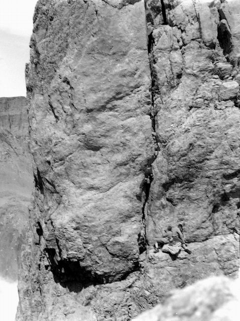 1961-jmo aux prises avec la Fissure Calame-Carrive   Ansabere