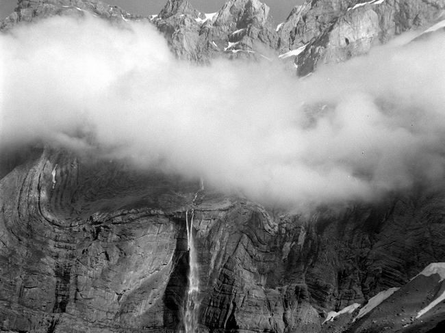 Cirque de Gavarnie : la Grande Cascade, sous les pics du mme nom.