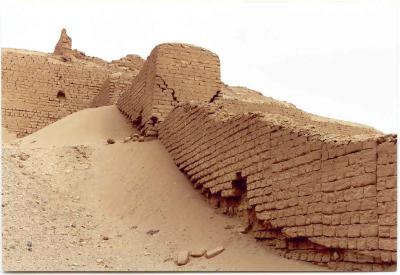 The crumbling walls of Pachacamac