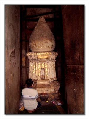 Wat Pra Si Mahathat Chaliang-Inside the main pagoda