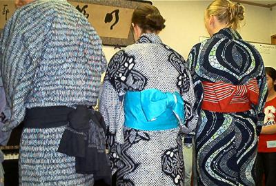  English Kids trying on Kimono's