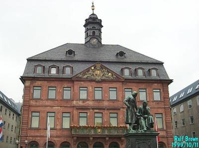 Rathaus (City Hall) with statue of the Brothers Grimm