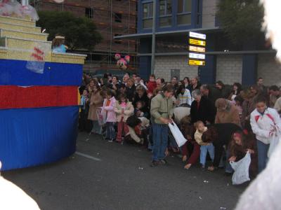 People scramble for Lollies