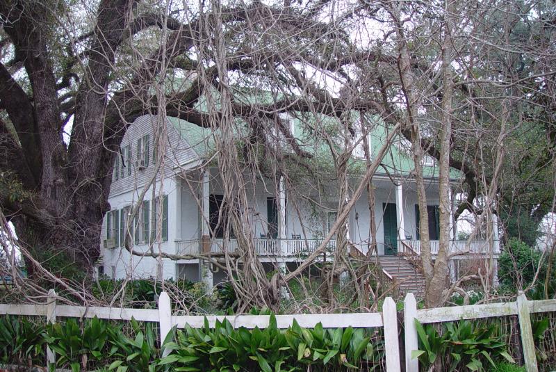 PLANTATION HOUSE AT THE END OF THE LANE