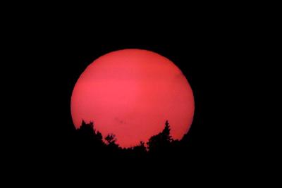 pb- Aylesford Lake sunset with sunspots.jpg