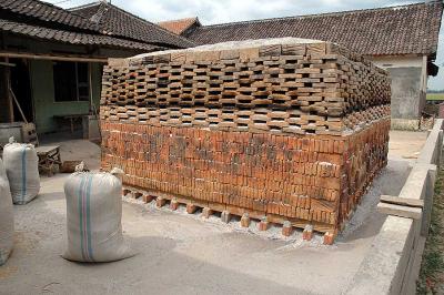 Kiln for making clay roof tiles burning straw from paddy fields