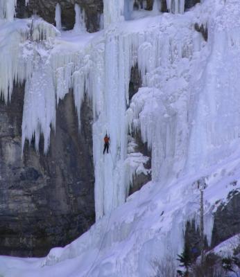 u40/tim32225/medium/26157391.IceClimbing_8573ci70.jpg