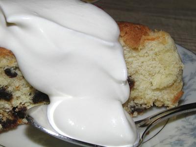 Hausgemachter Cake Anglais mit Sahne P1030032.jpg
