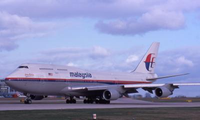 u41/airpaul/medium/26497537.9MPKMalaysianB747400Lineup24L.jpg