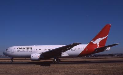VH-EAQ  Qantas  B767-200.jpg