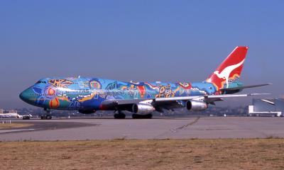 VH-EBU  Qantas  B747-300 at hold of runway 25.jpg
