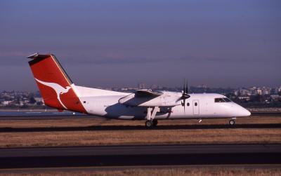 VH-TQQ  Qantas  DHC-8 series 100.jpg