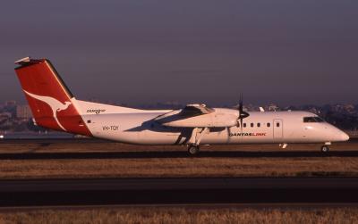 VH-TQY  QantasLink DHC-8.jpg