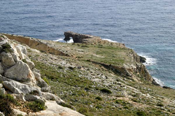 Rocky coast south of Ħaġar Qim