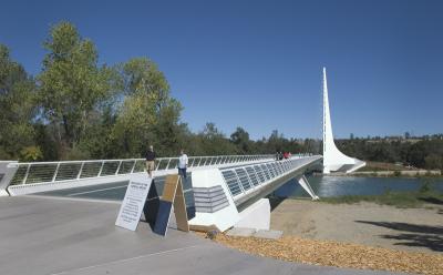 u41/cephalis/medium/33268019.SundialBridge.jpg