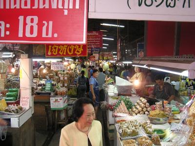 thais doing their daily shopping