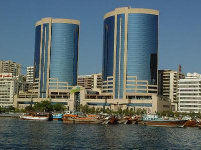 Twin tower shopping mall, Dubai