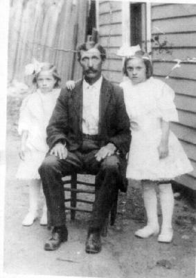 Kennis Dye and daughters