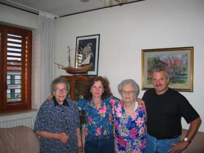 u41/gchaudhri/medium/33487464.ZiaMariaGerZiaLinaMickeyMaspictureinthebackground.jpg