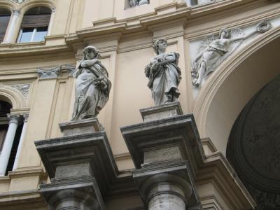 Building statuary - Naples.JPG