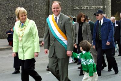 Terry OFlaherty, Mayor of Galway, w/ Grand Marshal Mike McGavick. In the rear are Senator Maria Cantwell and former Police Chief Pat Fitzsimmons