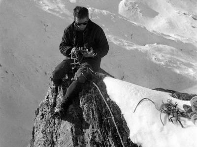 Hervé Butel au sommet du Sarrières en hiver