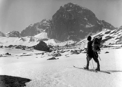 Avec Anfoy dans le Val de Pombie, face Est de l'Ossau, février 1964. Objectif : le couloir de la Fourche.