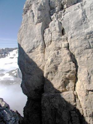 Fissure Calame-Carrive ( gauche, en partie  lombre)