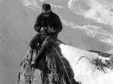 Hervé Butel au sommet du Sarrières en hiver