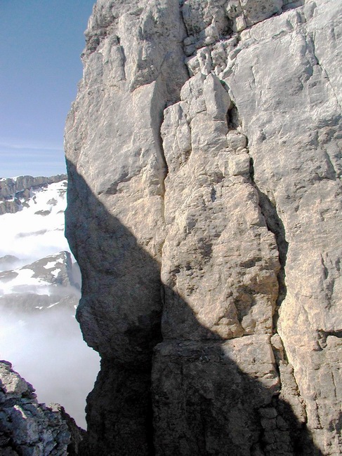 Fissure Calame-Carrive ( gauche, en partie  lombre)