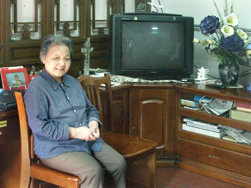 A retired accountant in her home
