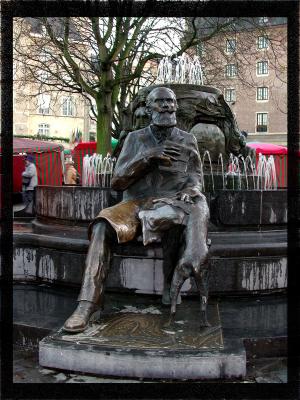 u41/lou_giroud/medium/27144085.statue.jpg