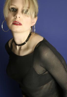 kel_mesh_bluebg_02.jpg