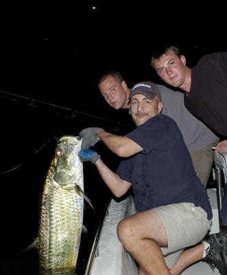 hoby and ronnie and mike landing 60lb tarpon 08-29-04.jpg
